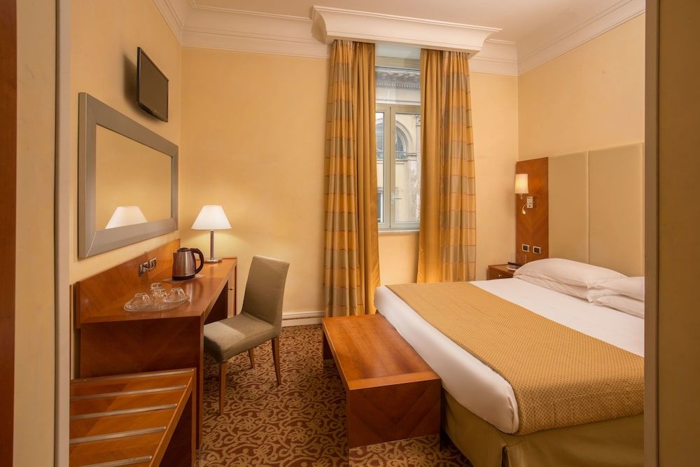 Suite Opera Rooms Basic Double Room 2