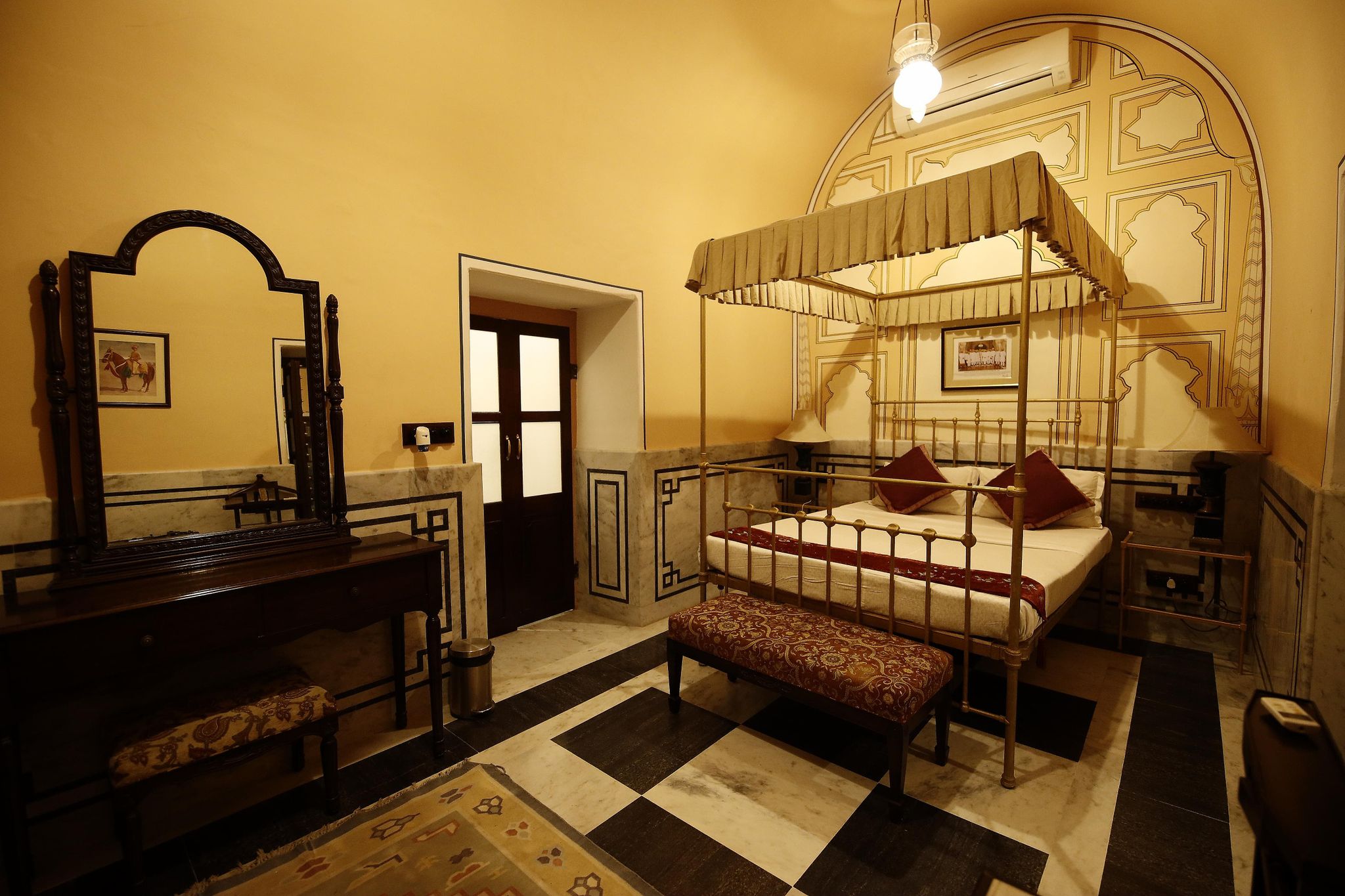 Castle Kanota Deluxe Room 6