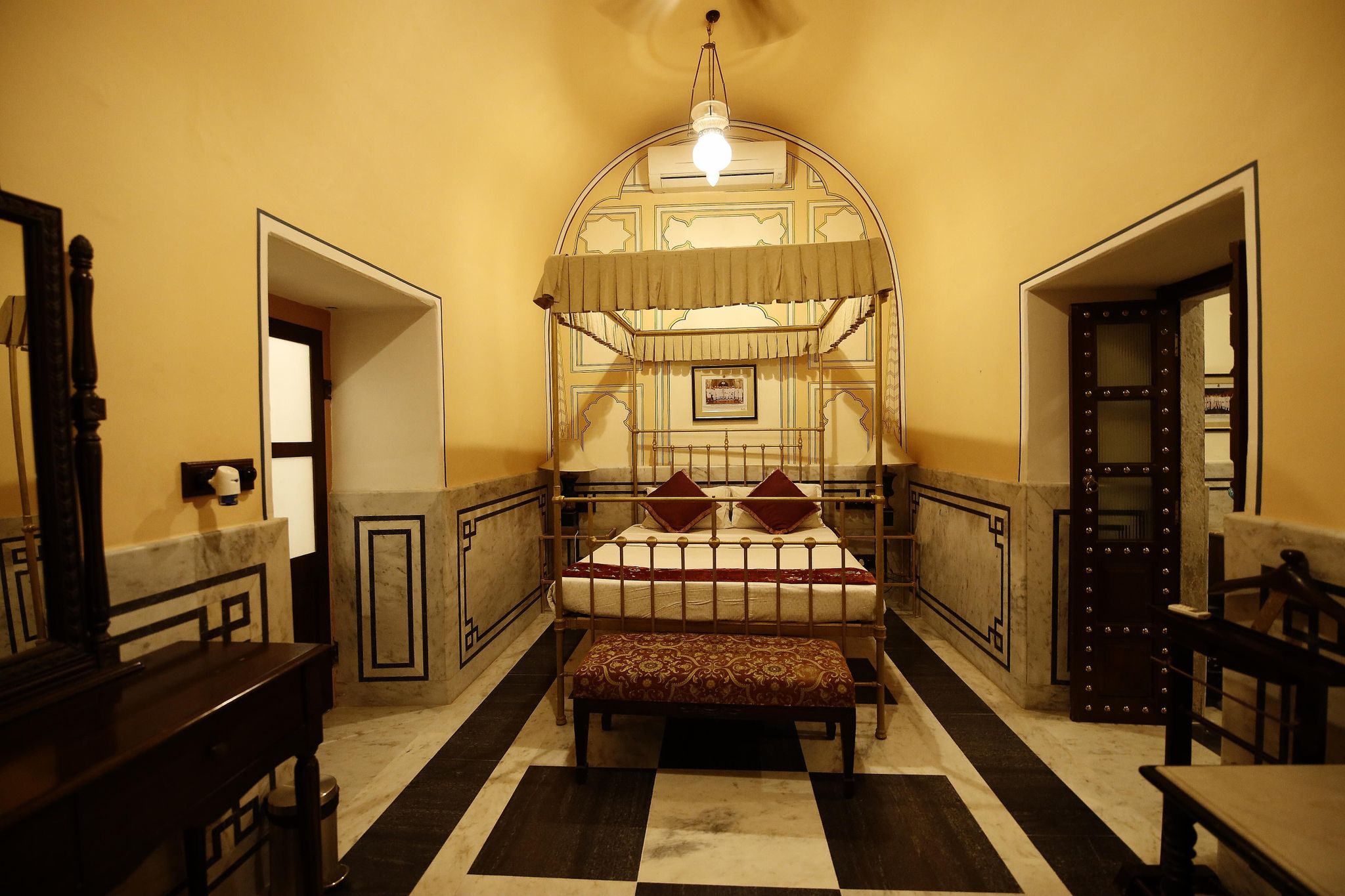 Castle Kanota Deluxe Room 9