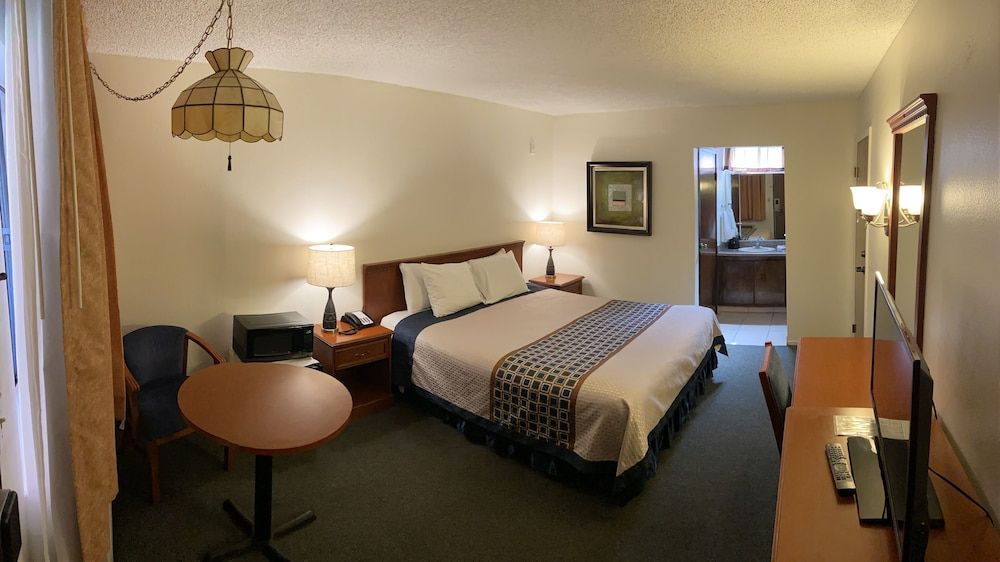 Room, 1 King Bed, Smoking
