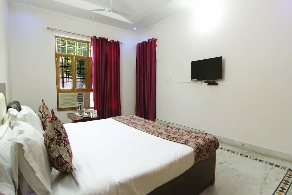 OYO 9008 Hotel JMD Inn Deluxe Double or Twin Room