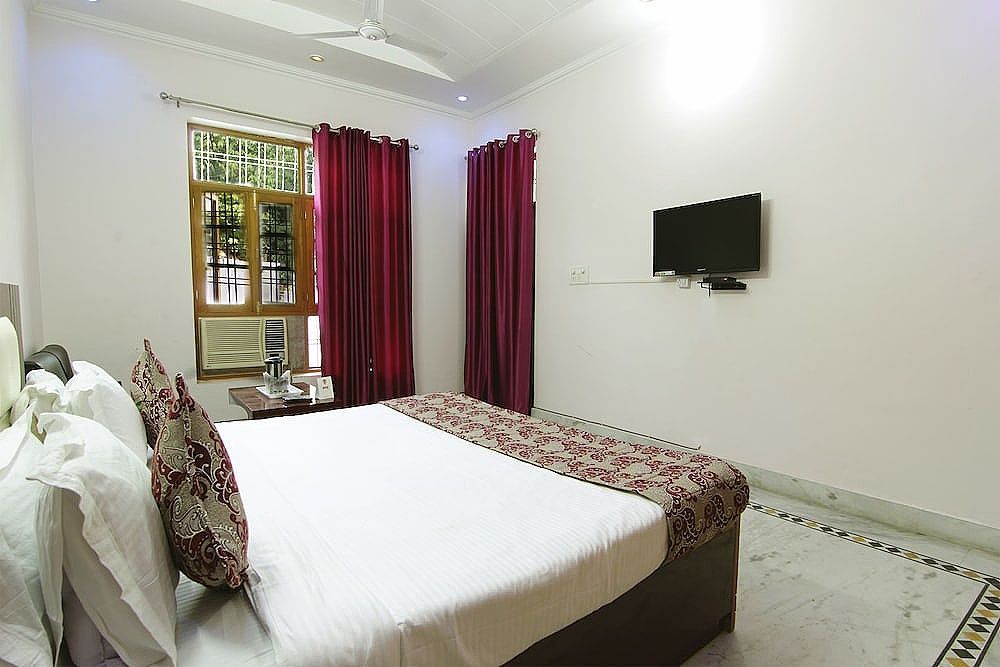 undefined OYO 9008 Hotel JMD Inn 2