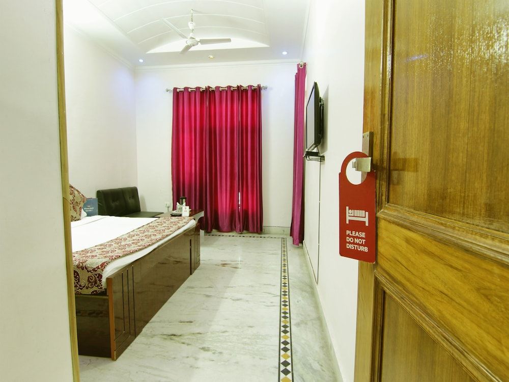 OYO 9008 Hotel JMD Inn Deluxe Double or Twin Room 8