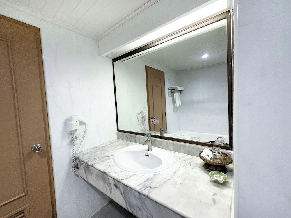 Pinnacle Lumpini Park Hotel Deluxe Plus - King 7