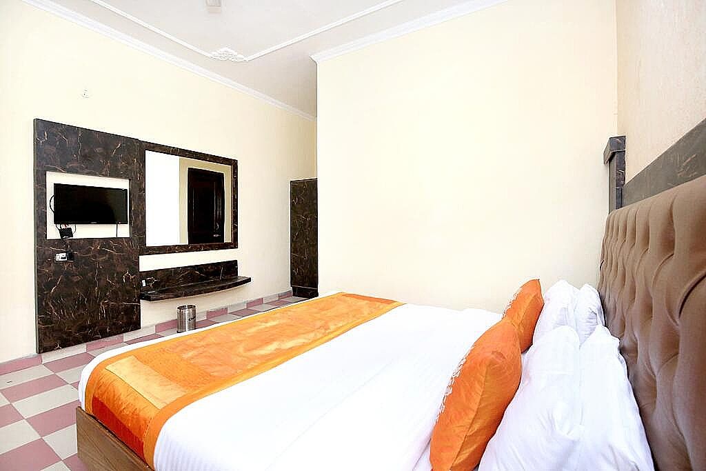 Hotel Shagun Deluxe AC Rooms 2