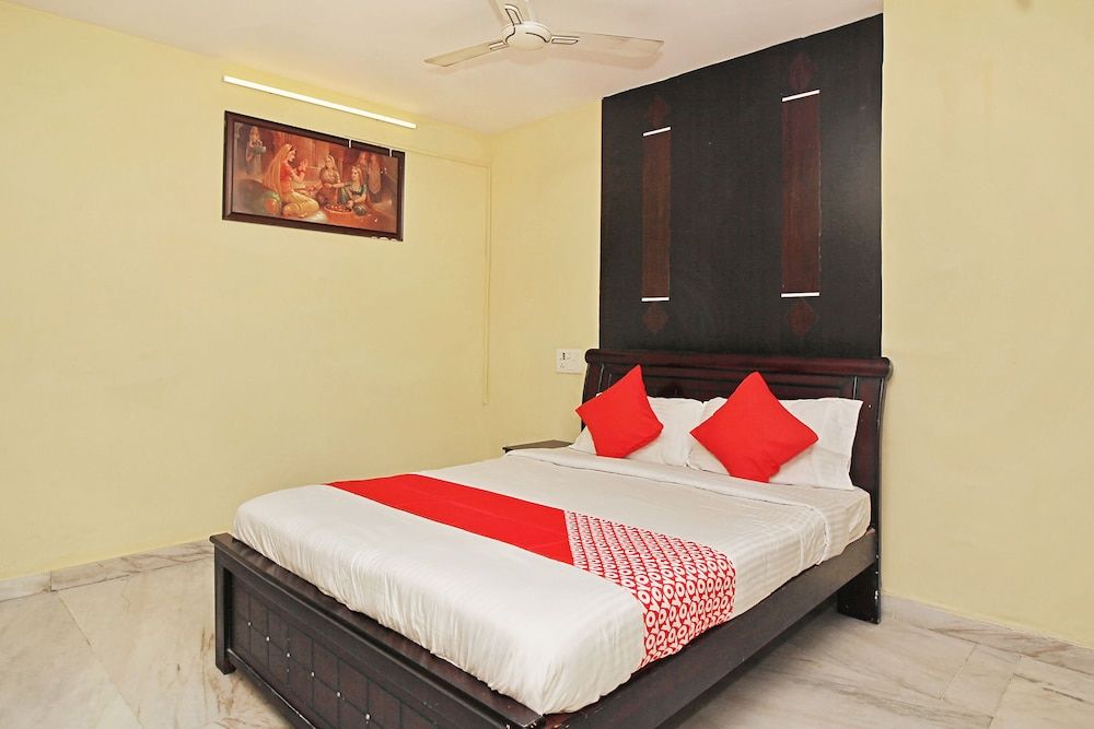 OYO 24605 Grand Season Double or Twin Room 15