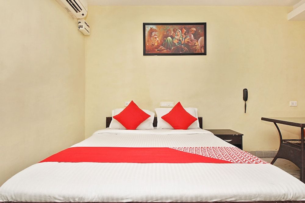 OYO 24605 Grand Season Double or Twin Room 4