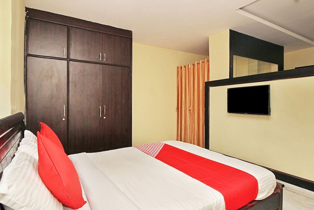 OYO 24605 Grand Season Double or Twin Room 7