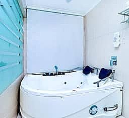 Deep Soaking Bathtub