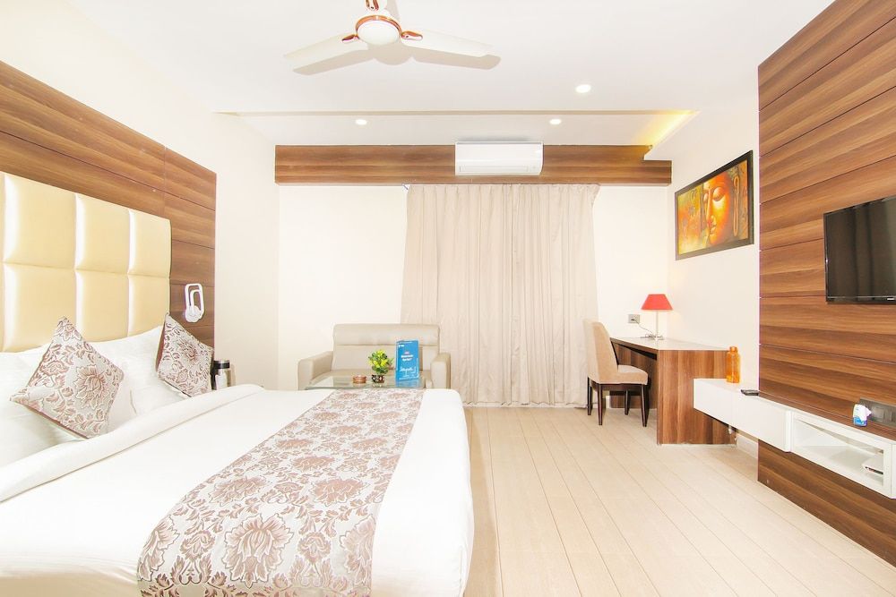 OYO 13482 Hotel Moments Deluxe Double or Twin Room 4