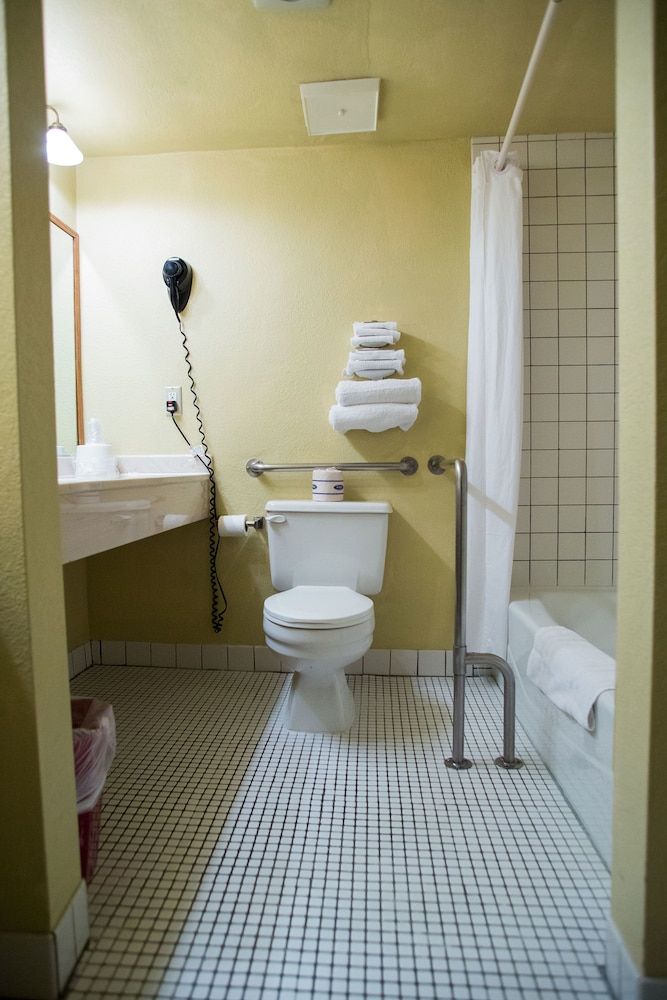 The Retreat on Charleston Peak Standard Room, 1 King Bed Accessible 4