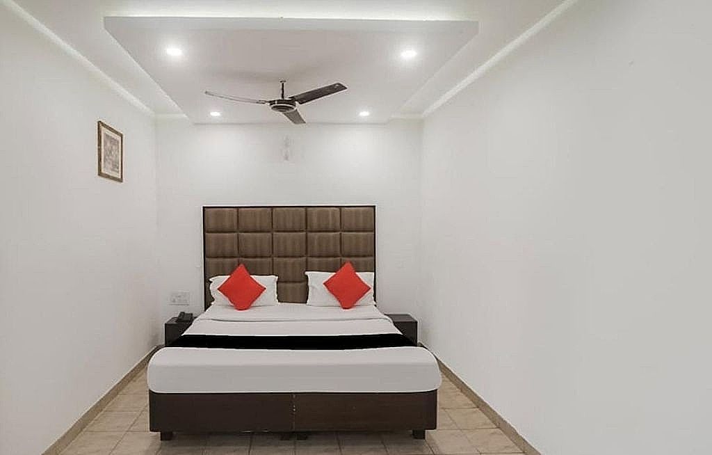 Motel Maurya Deluxe AC Rooms 4