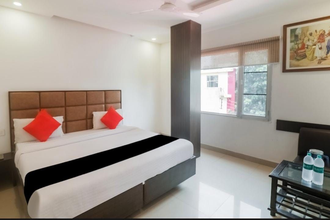 Motel Maurya Deluxe AC Rooms 8