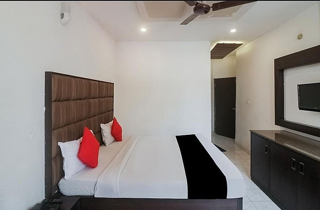 Motel Maurya Deluxe AC Rooms 3