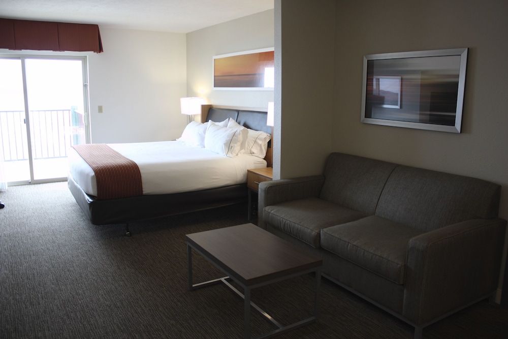 Standard Room, 1 King Bed, Balcony