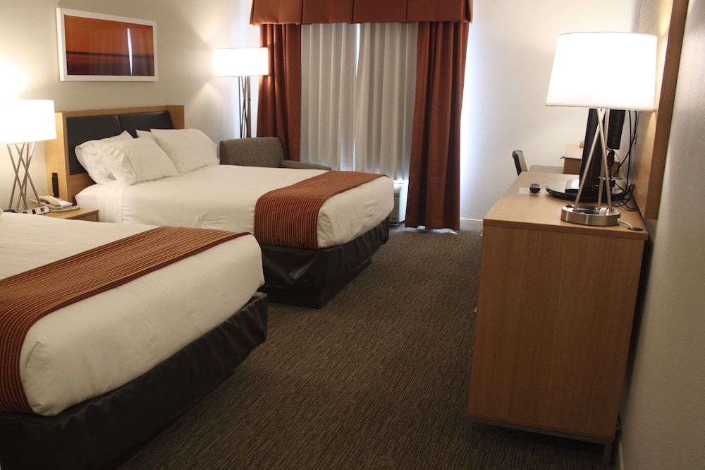 Standard Room, 2 Queen Beds, Lake View