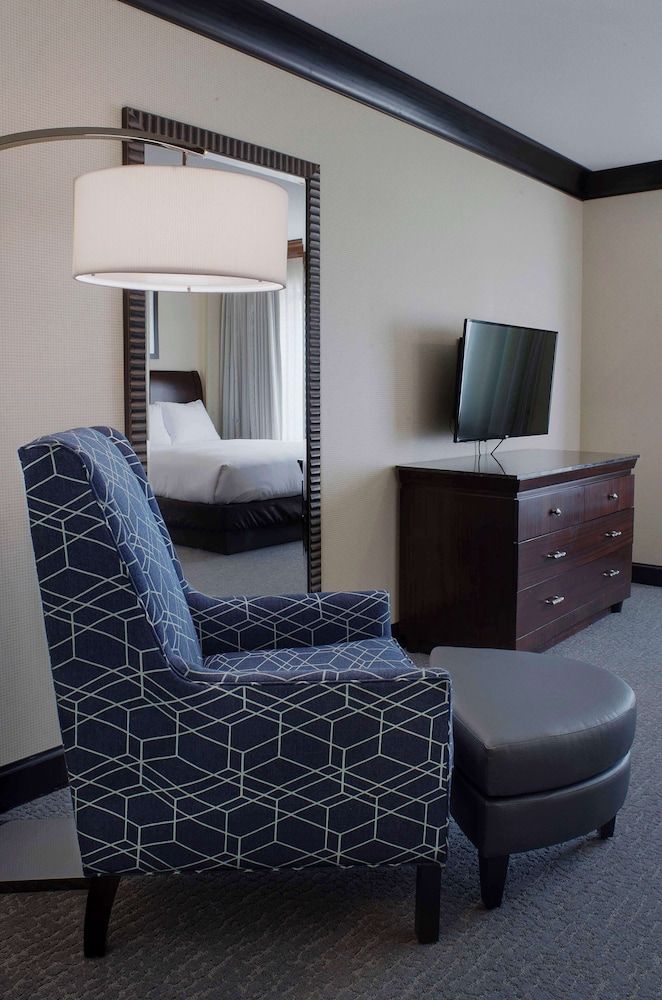 Suite, 1 King Bed, Accessible