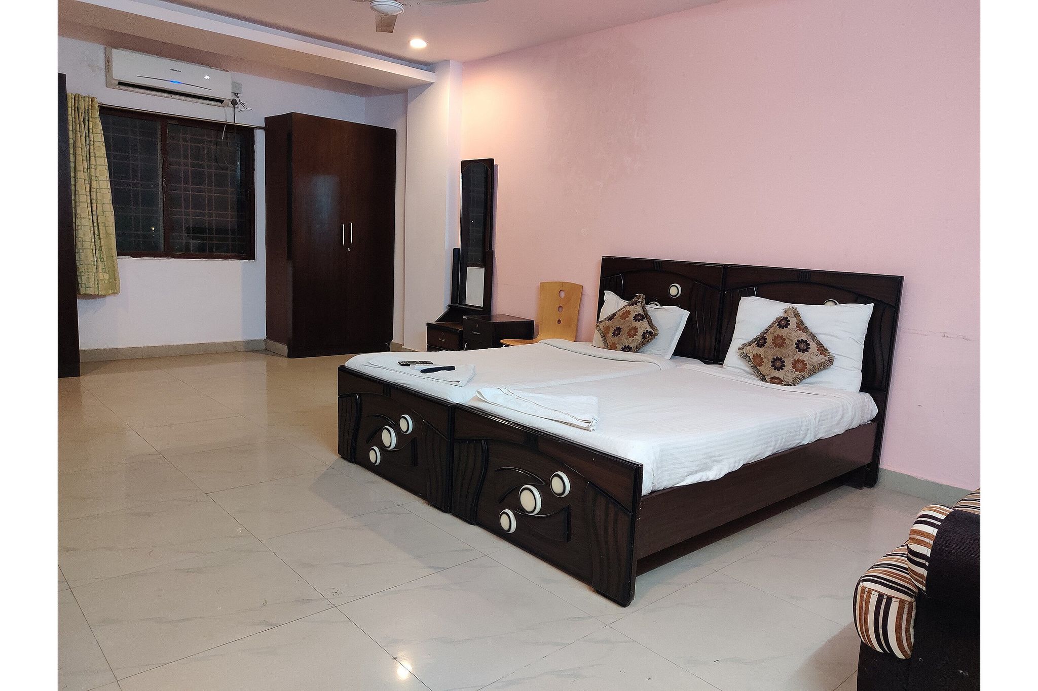 Super Collection O Jubilee Banjara Suites Deluxe Room