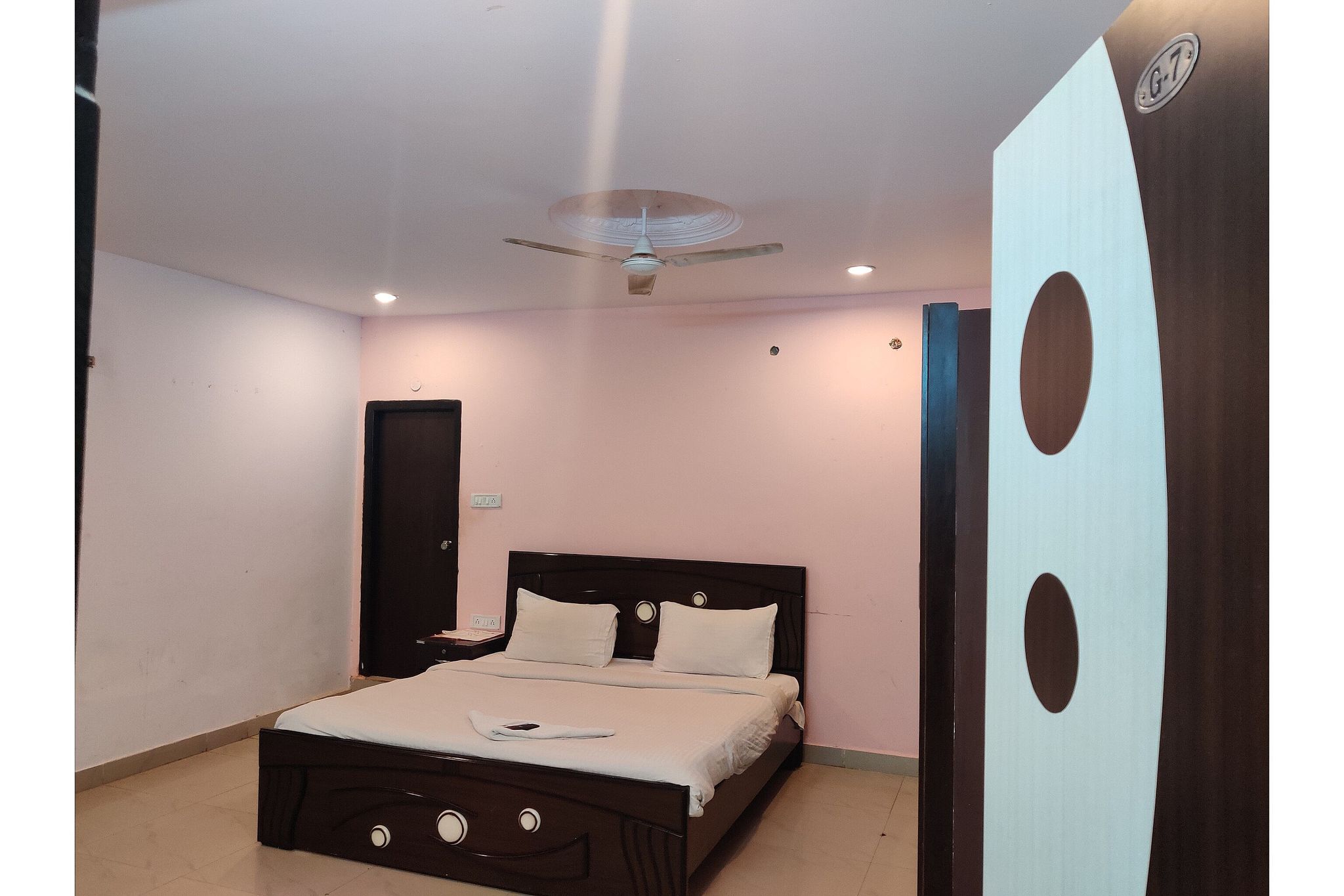 Super Collection O Jubilee Banjara Suites Deluxe Room 5