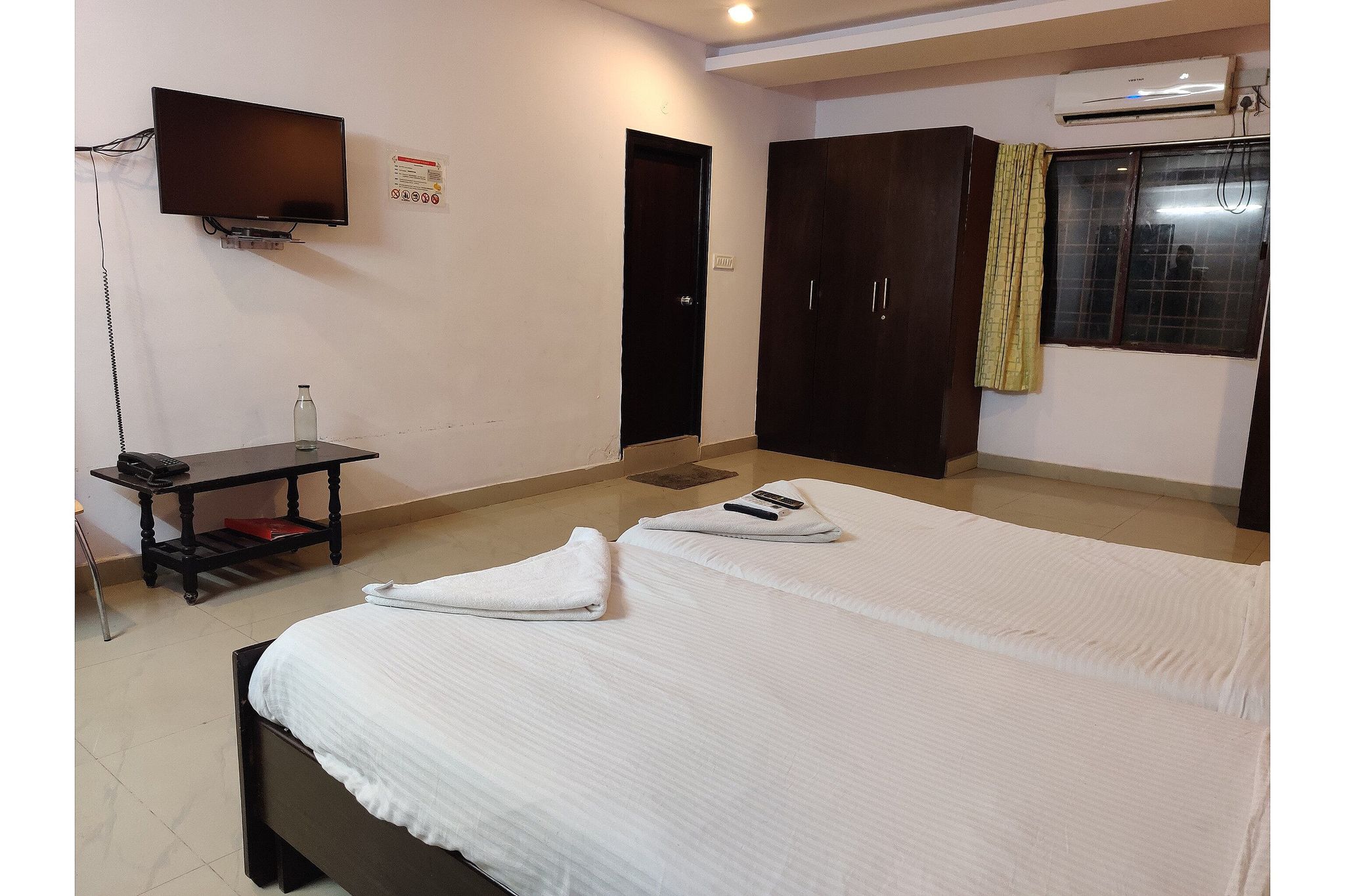 Super Collection O Jubilee Banjara Suites Deluxe Room 6