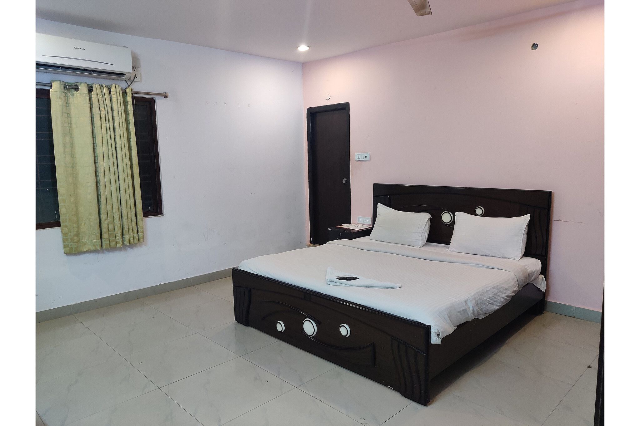 Super Collection O Jubilee Banjara Suites Deluxe Room 3