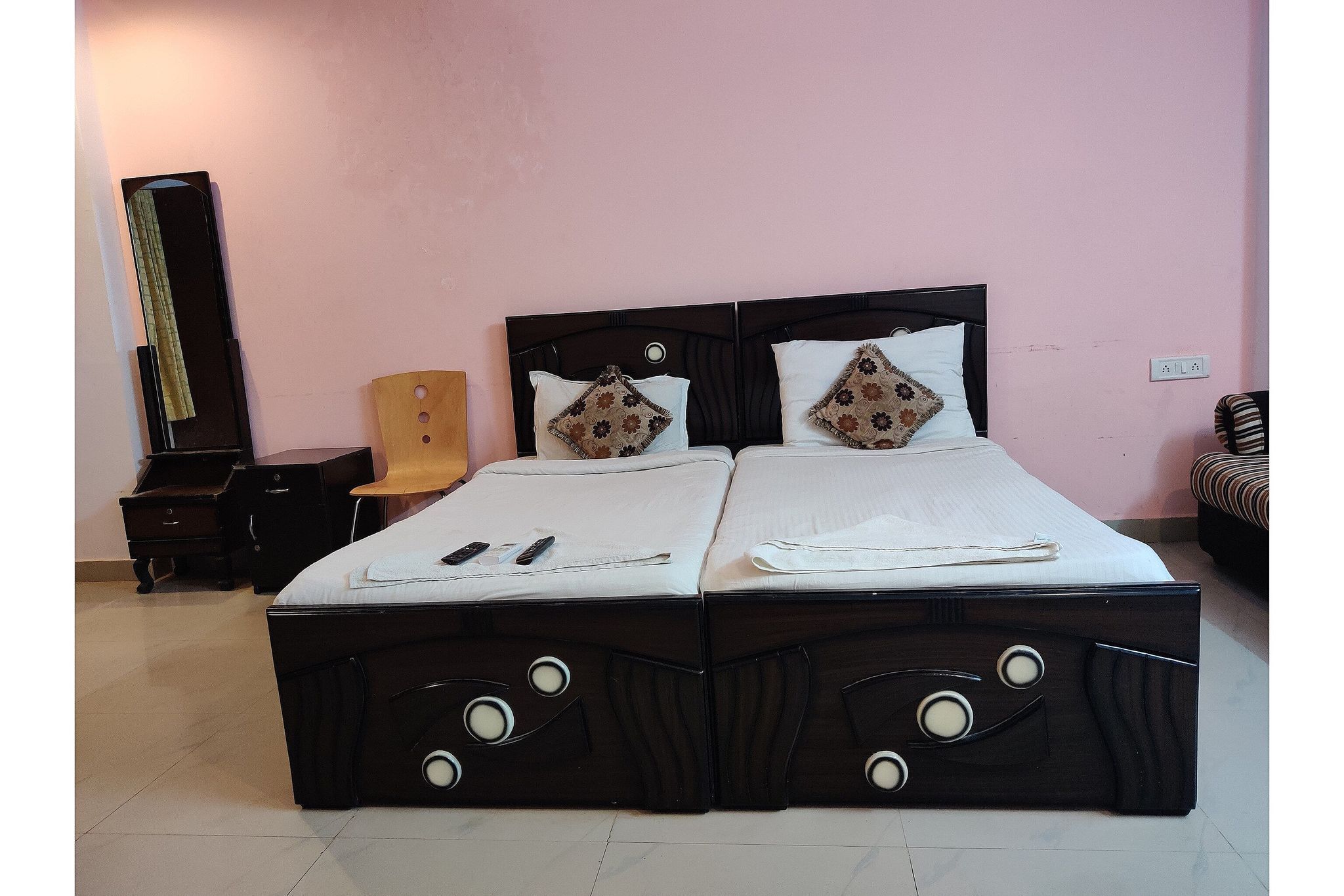 Super Collection O Jubilee Banjara Suites Deluxe Room 4
