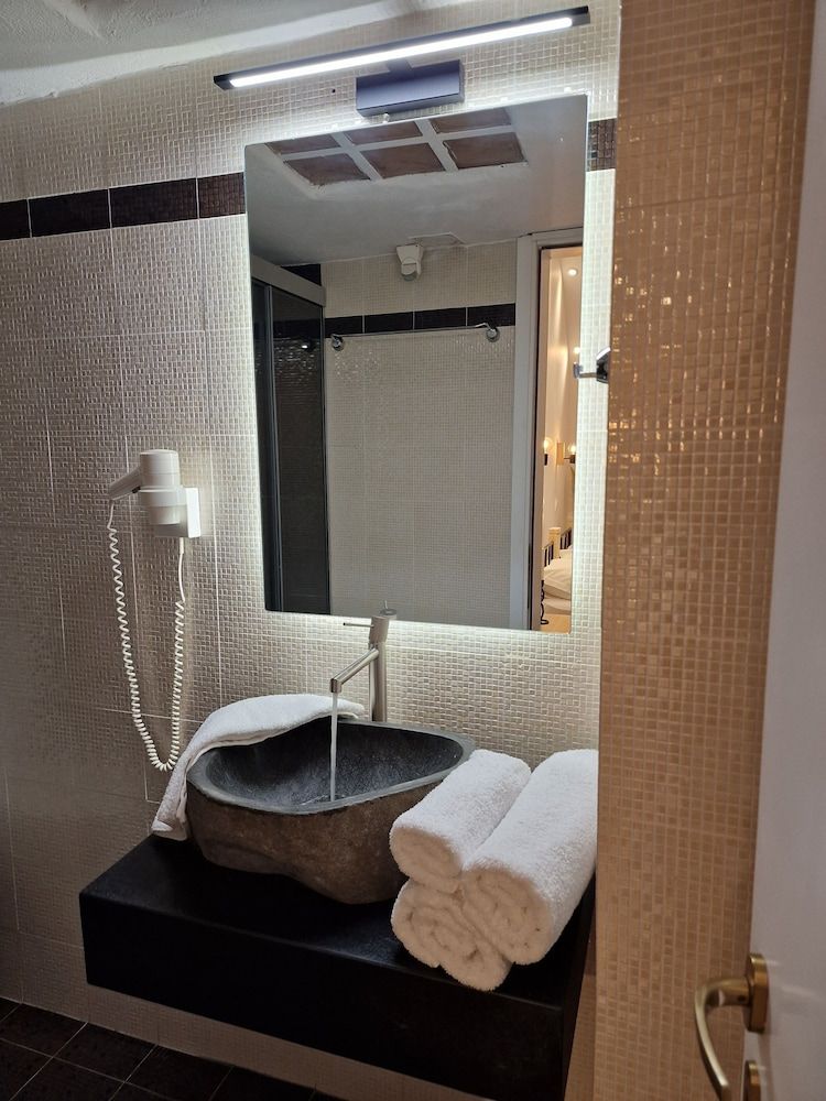 Amerisa Suites & Villa Standard Triple Room (Internal) 8