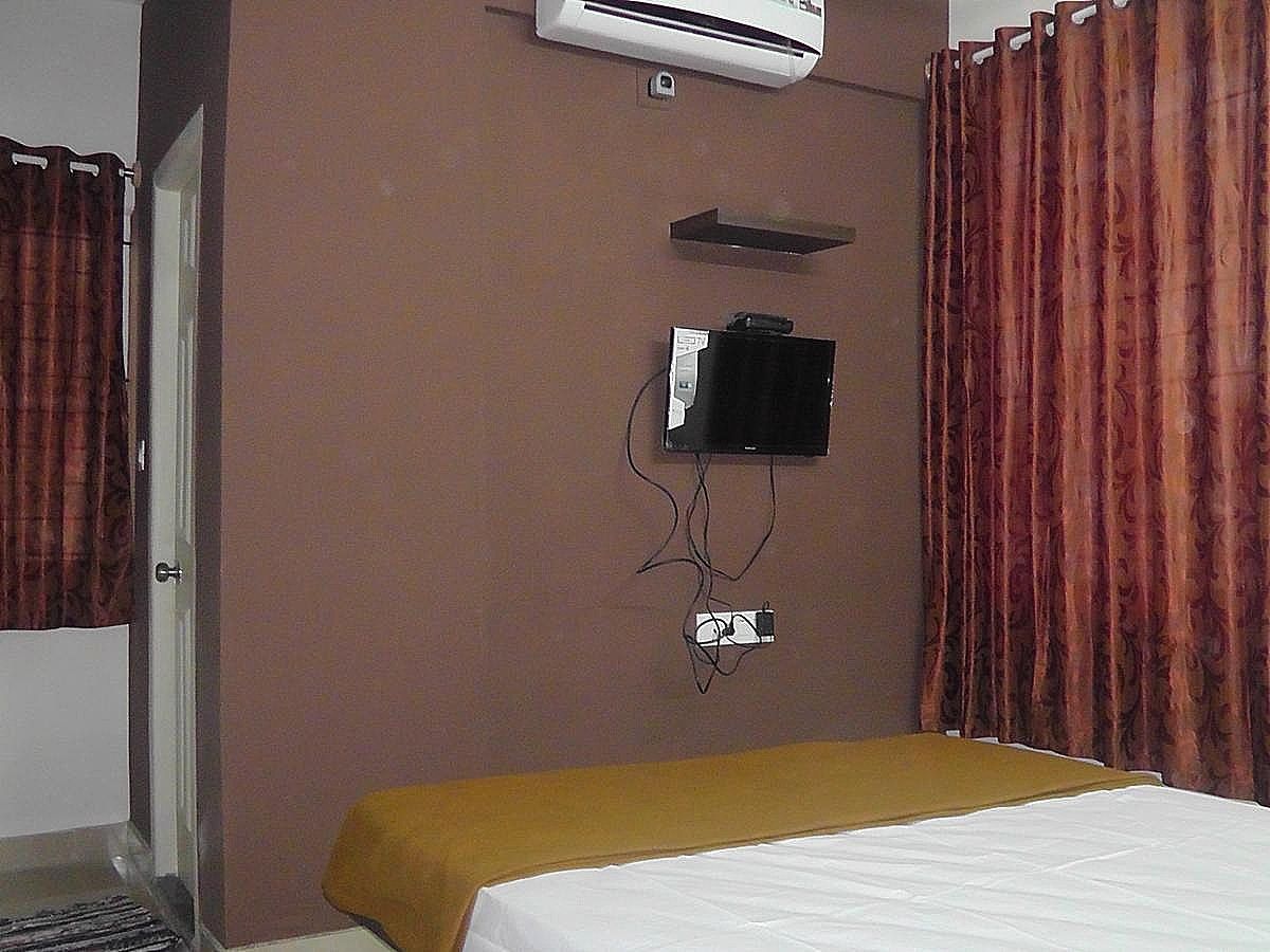 undefined Everest Comforts 9