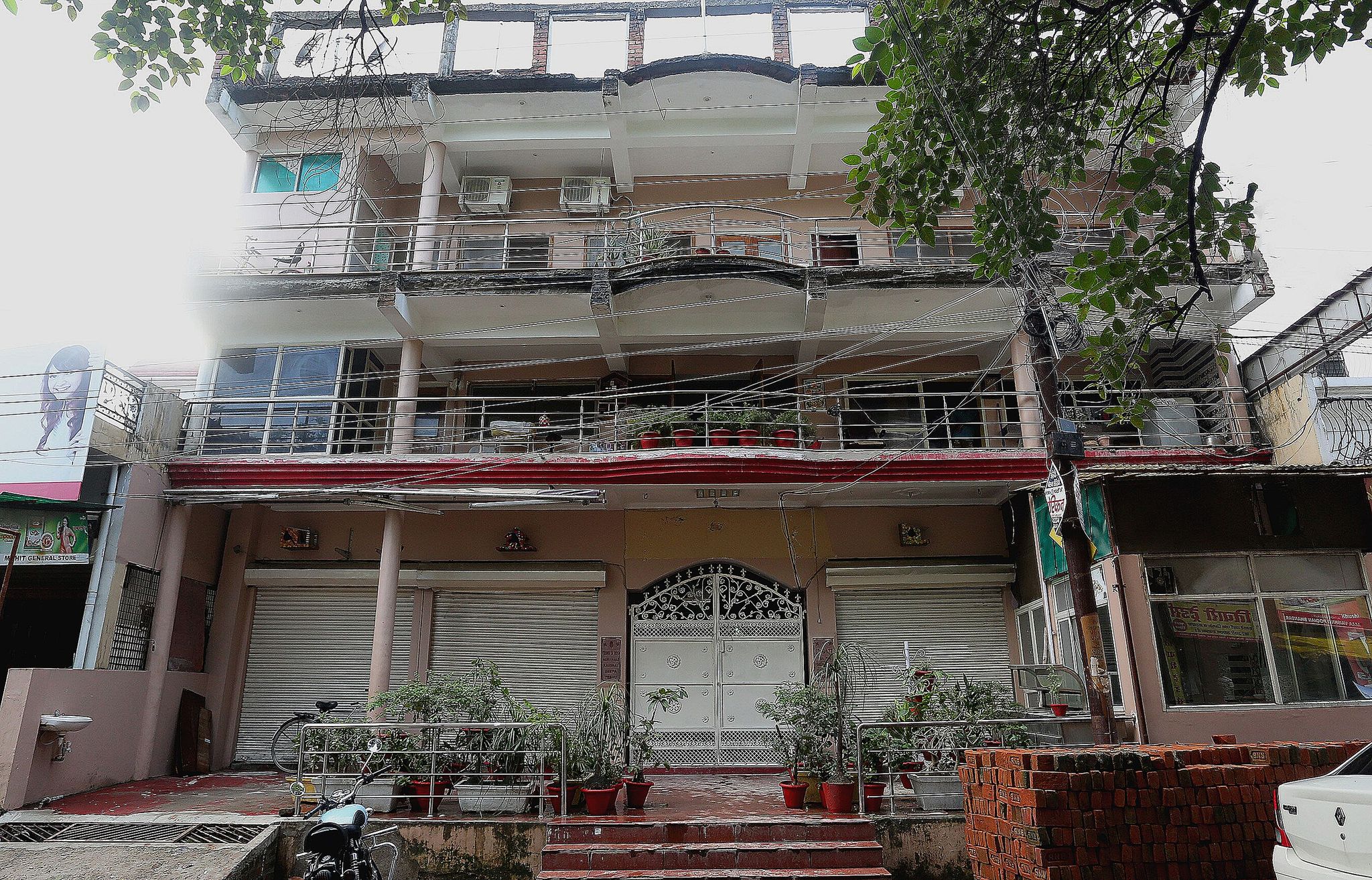 Collection-O Sara Grand Near Ram Manohar Lohia hospital