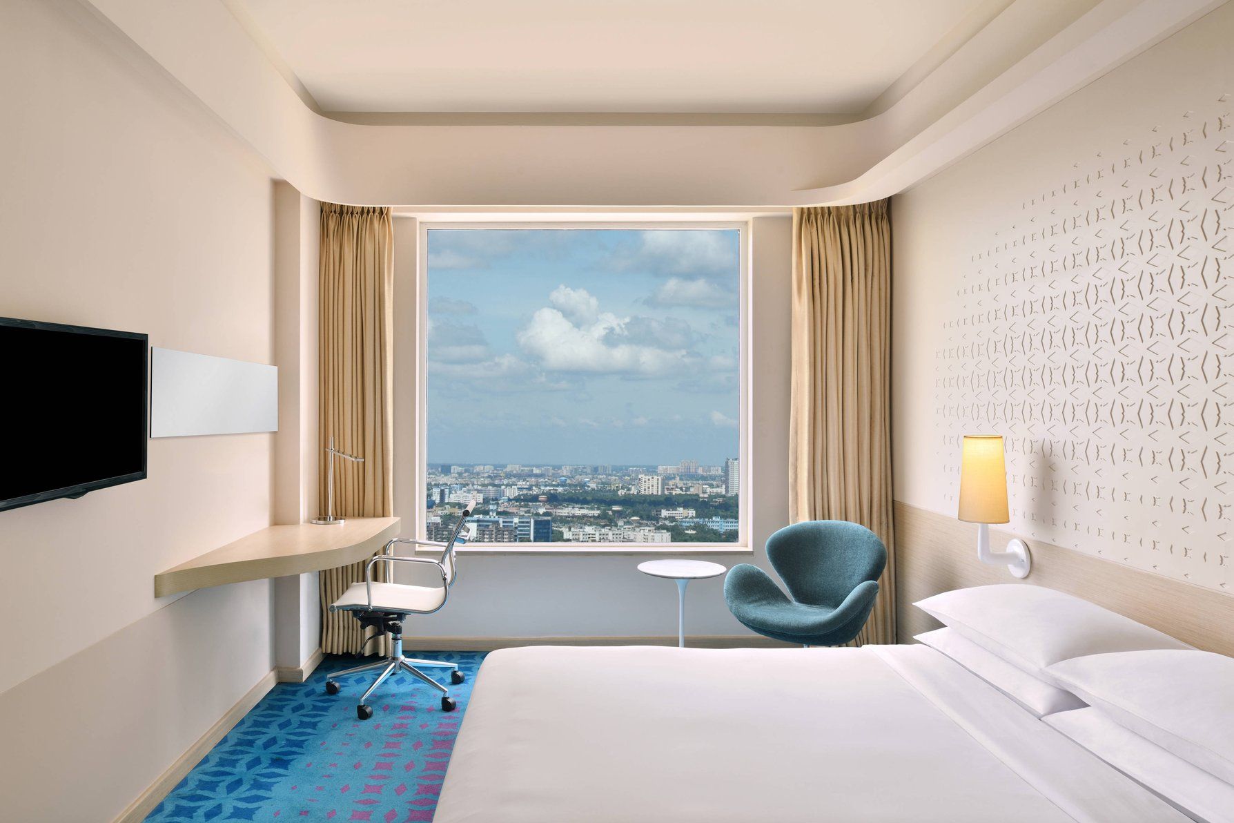 Queen Deluxe Golf View Guest Room