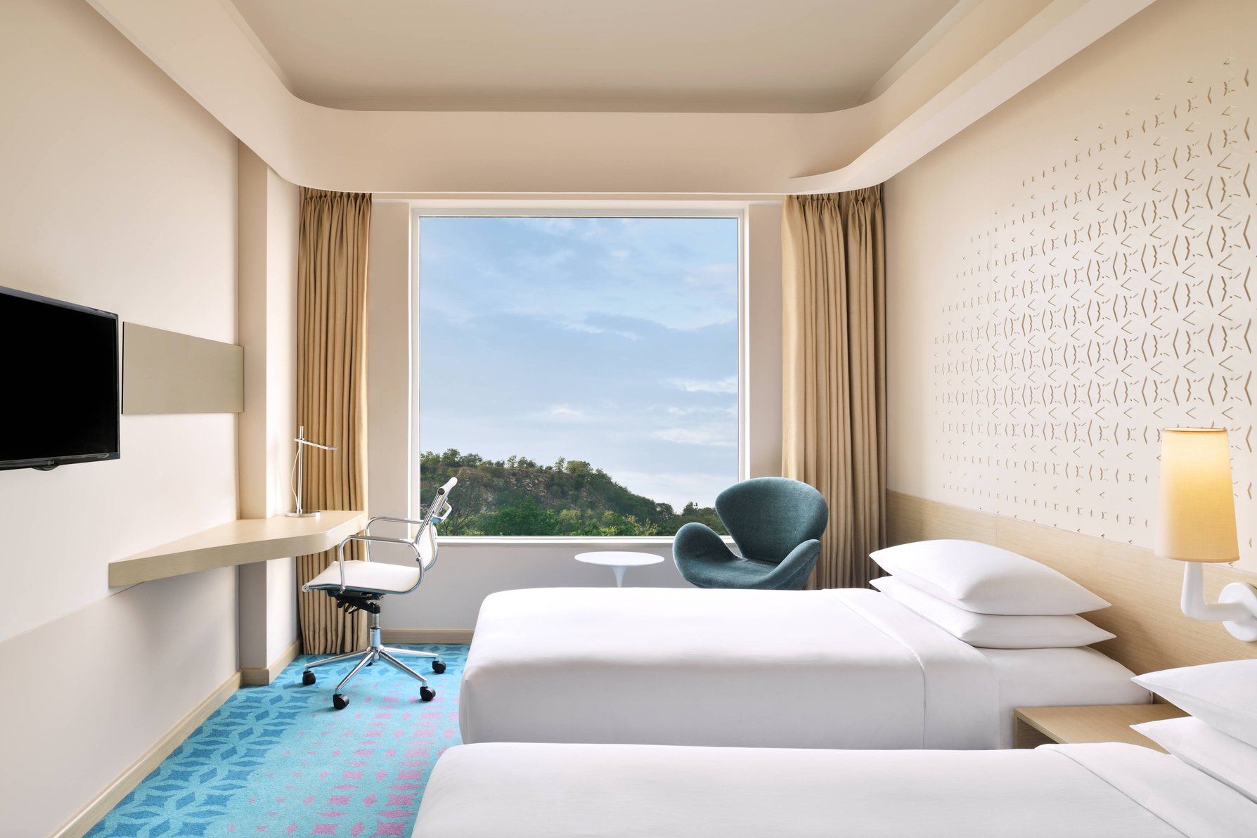 Twin/Twin Deluxe Golf View Room