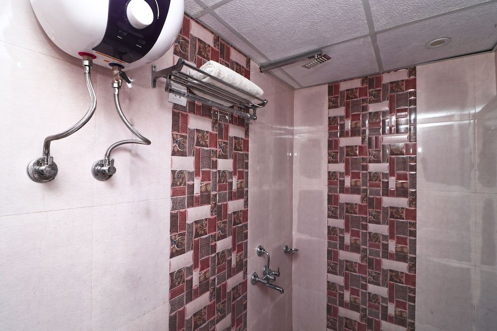 OYO 15169 Hotel Rk Inn Double Room, 1 Queen Bed 4