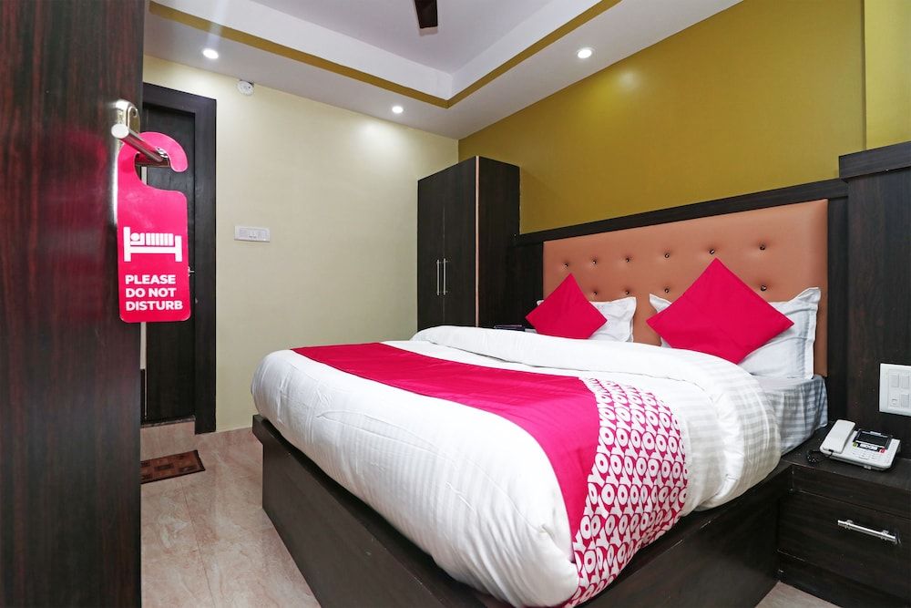 OYO 15169 Hotel Rk Inn Suite, 1 Queen Bed 3