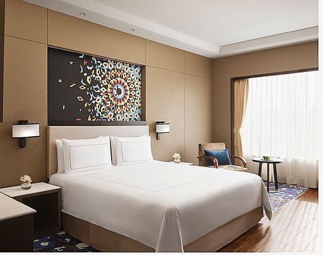 Deluxe Room King Bed with Bathtub