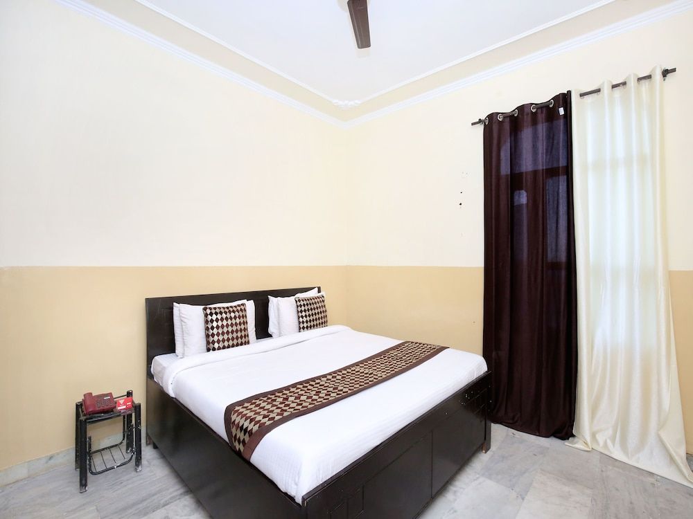 OYO 13140 Mayur palace Standard Double Room