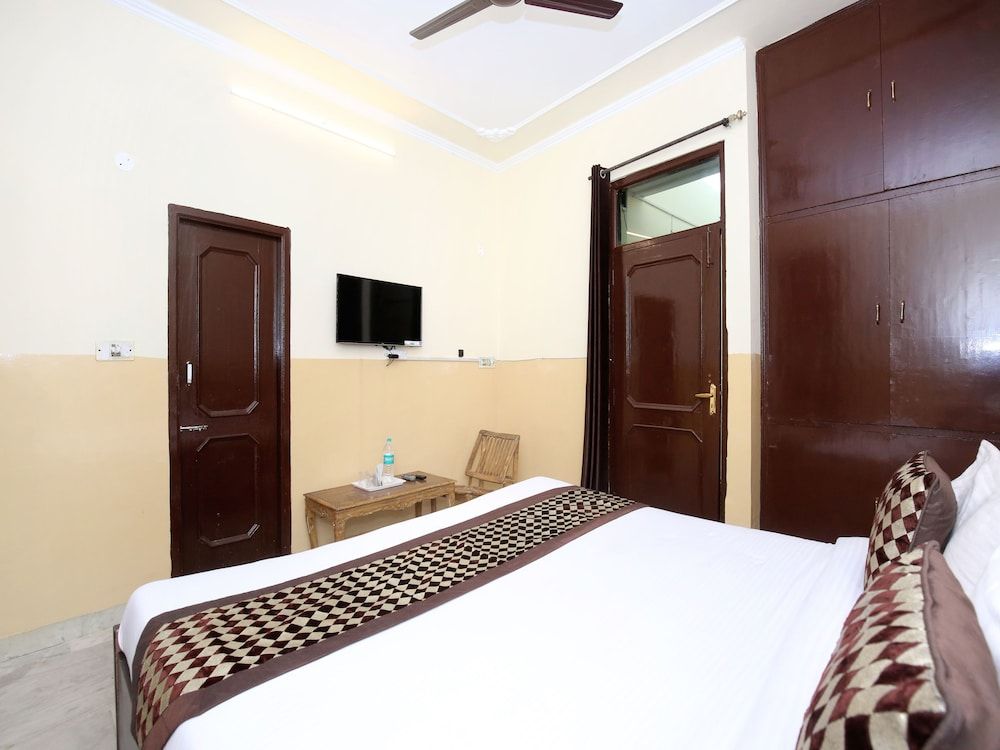 OYO 13140 Mayur palace Classic Room 15