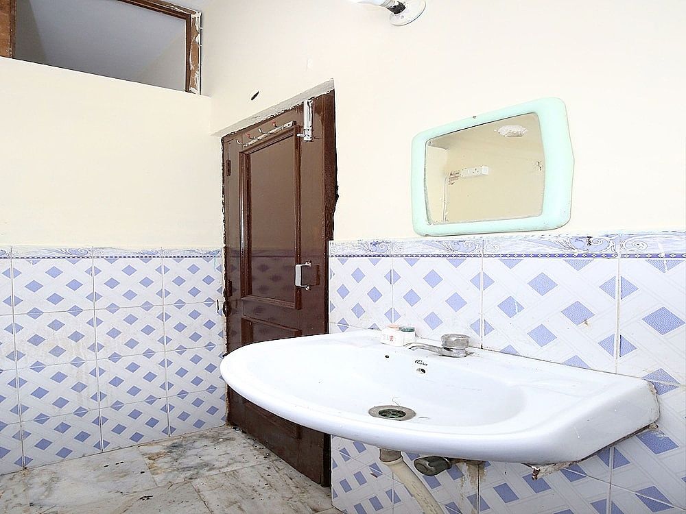 OYO 13140 Mayur palace Classic Room 14