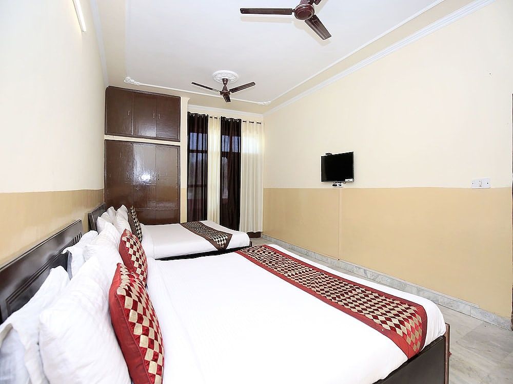 OYO 13140 Mayur palace Classic Room 9