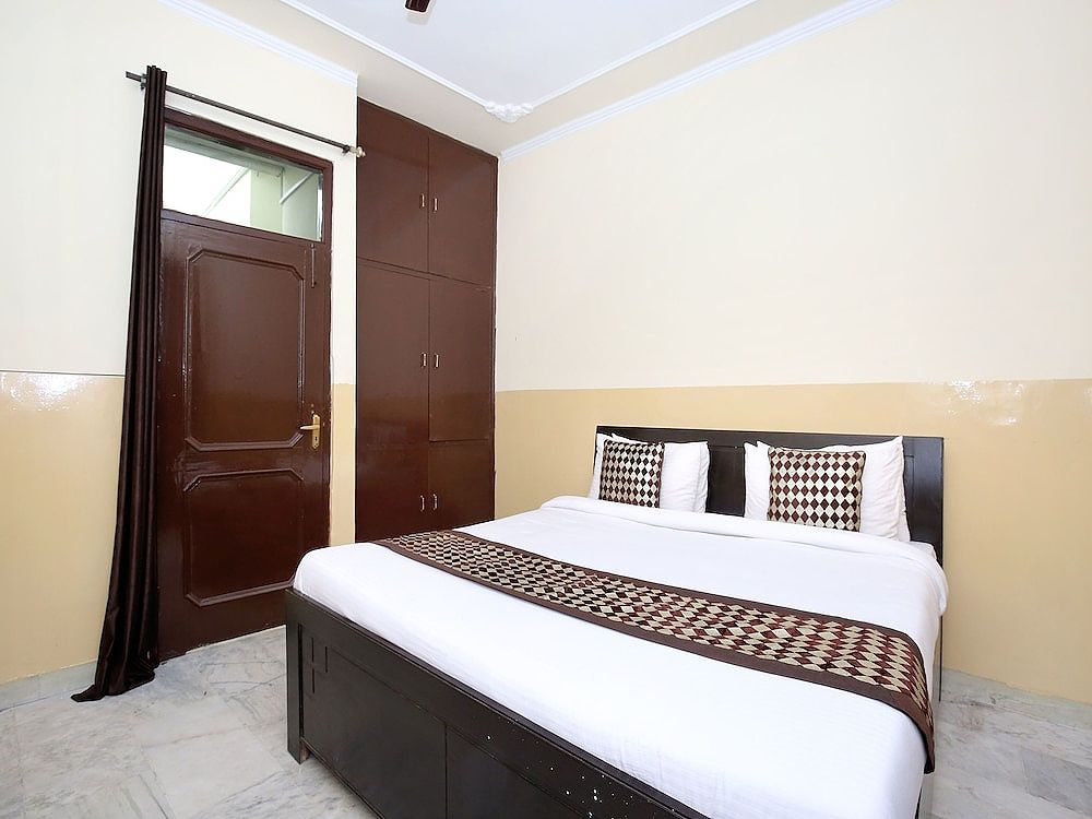 OYO 13140 Mayur palace Classic Room 8