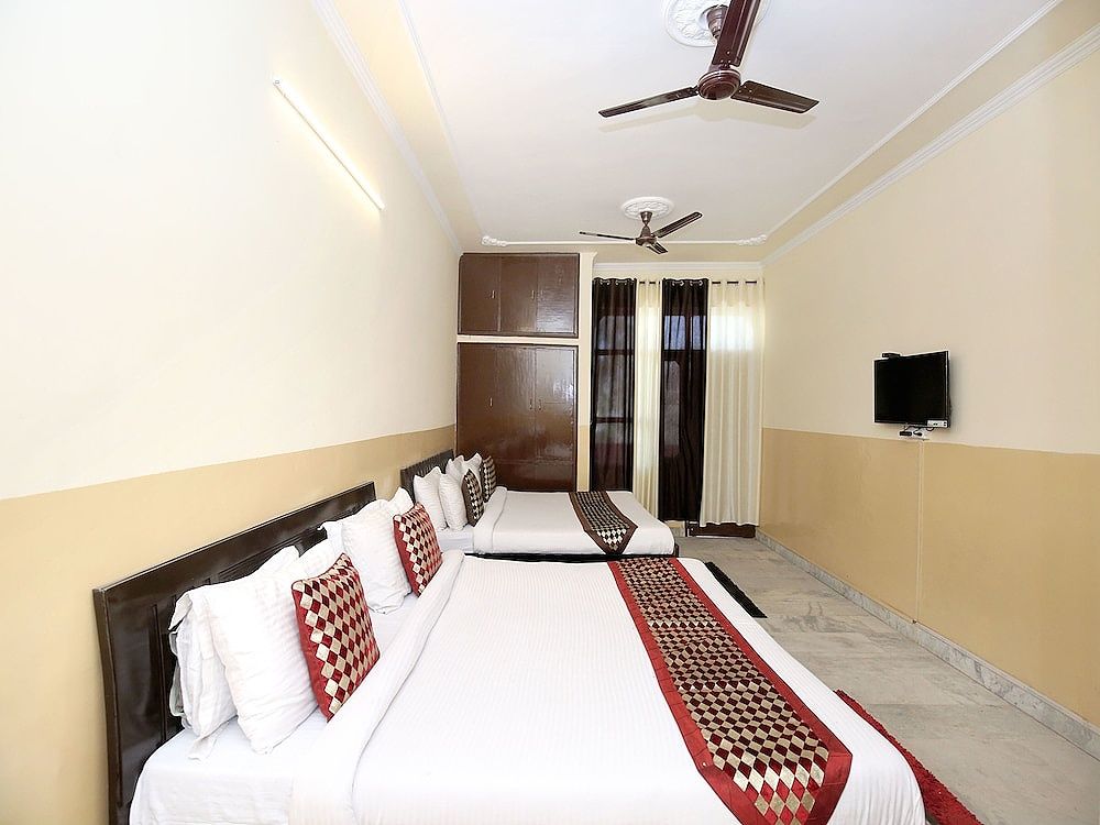 OYO 13140 Mayur palace Classic Room 13