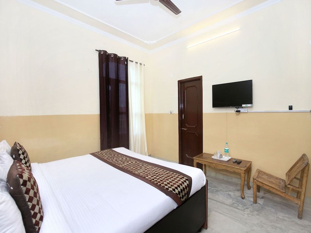 OYO 13140 Mayur palace Classic Room 11