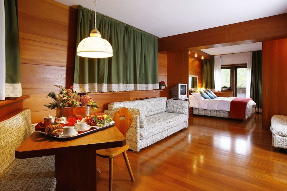 undefined Hotel Mirage 3