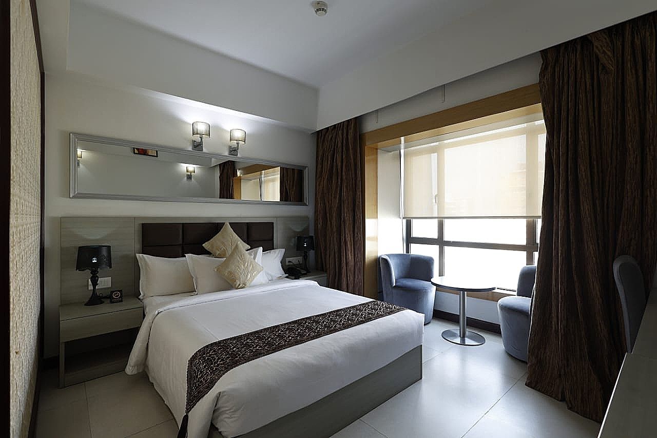Suite with separate living area - High Floor