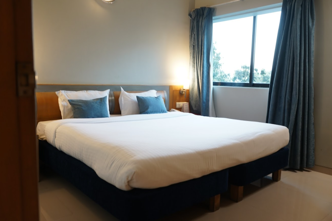 Deluxe AC Room (Queen Bed)