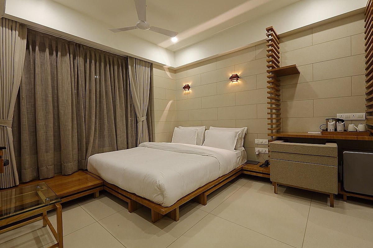 440 TYCOON KING BED