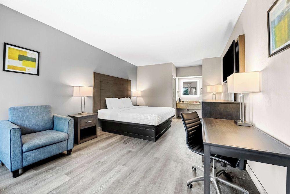 SureStay Plus Hotel by Best Western Southern Pines Pinehurst Standard Room, 1 King Bed, Non Smoking, Refrigerator & Microwave (Pet Friendly)