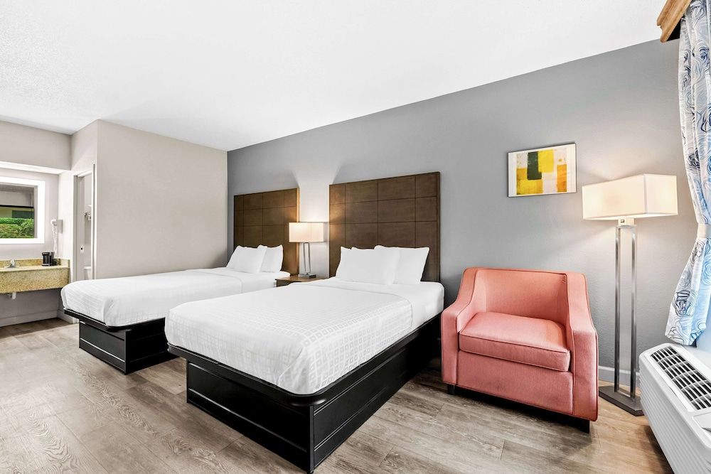 SureStay Plus Hotel by Best Western Southern Pines Pinehurst Standard Room, 2 Double Beds, Non Smoking, Refrigerator & Microwave (Pet Friendly)