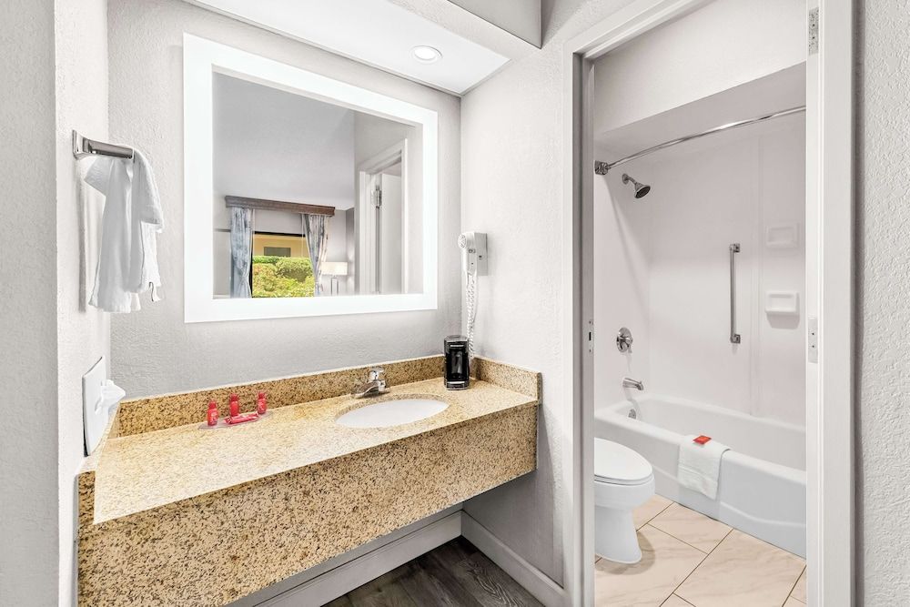 SureStay Plus Hotel by Best Western Southern Pines Pinehurst Standard Room, 2 Double Beds, Non Smoking, Refrigerator & Microwave (Pet Friendly) 3