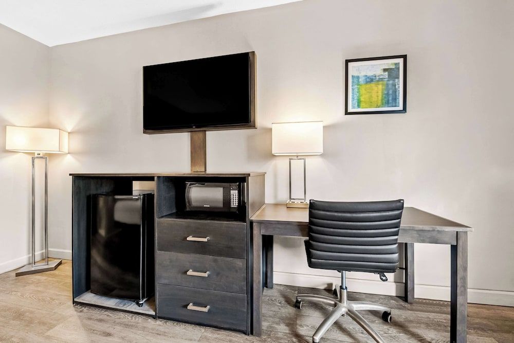 SureStay Plus Hotel by Best Western Southern Pines Pinehurst Standard Room, 1 King Bed, Non Smoking, Refrigerator & Microwave (Pet Friendly) 4