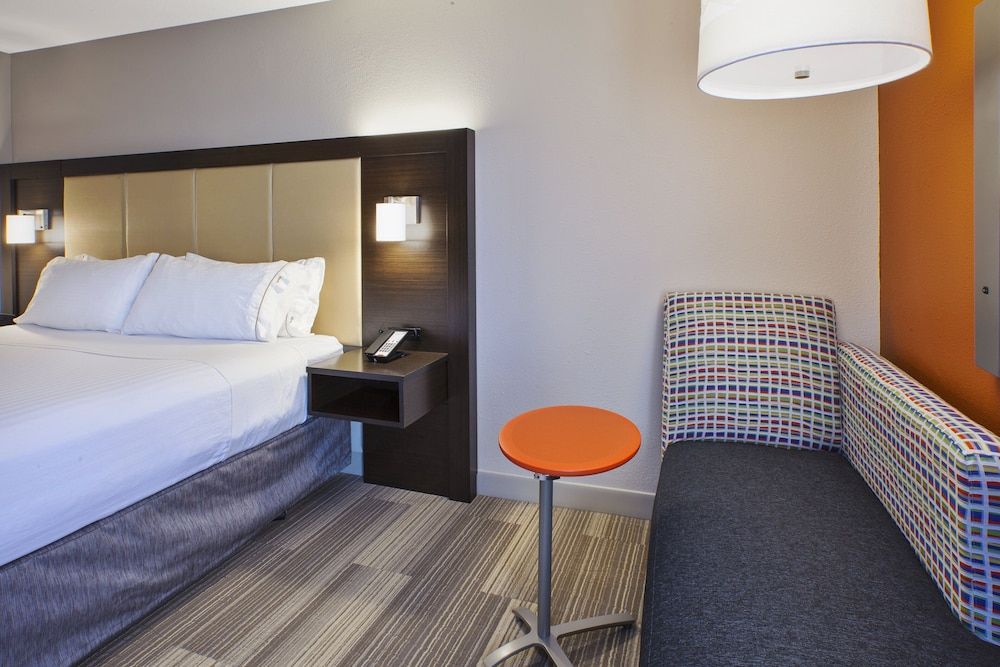 undefined Holiday Inn Express Hotel & Suites Chicago-Midway Airport by IHG 7